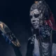soldato africano con maschera tradizionale