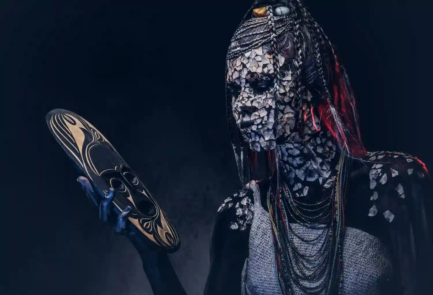 soldato africano con maschera tradizionale