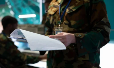 tecnico della NATO con documenti del ponte