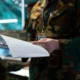 tecnico della NATO con documenti del ponte