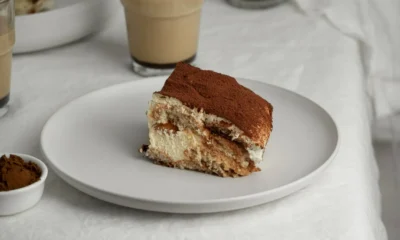 tiramisù su un piattino