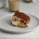 tiramisù su un piattino