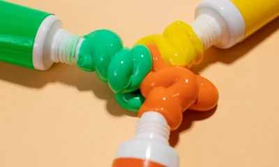 tre colori a tempera uniti su un tavolo