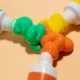 tre colori a tempera uniti su un tavolo