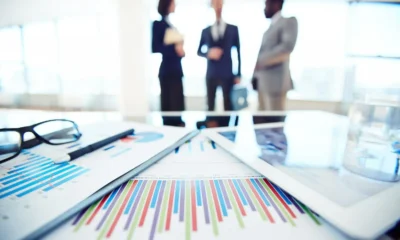 tre investitori analizzando le azioni di mps