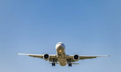 un aereo mentre atterra