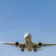 un aereo mentre atterra