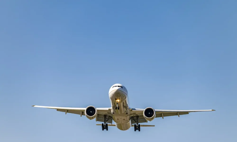 un aereo mentre atterra