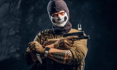 un assassino con arma e maschera