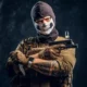 un assassino con arma e maschera