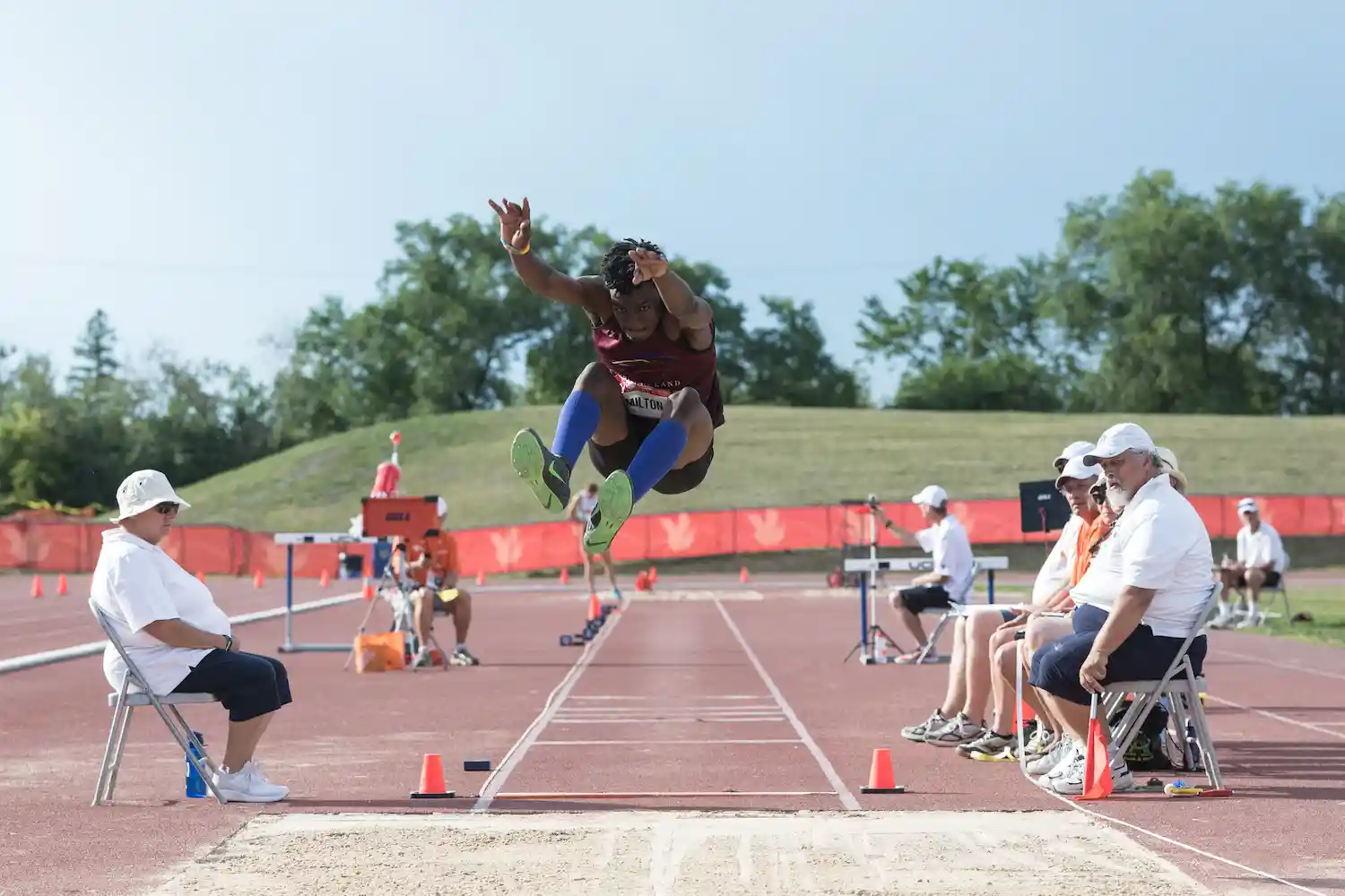 un atleta di colore fa il salto in lungo