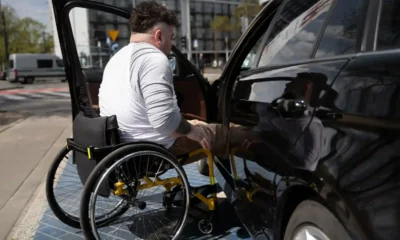 un disabile appena parcheggiato auto