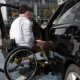 un disabile appena parcheggiato auto