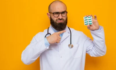 un dottore mostra varie pillole di tachifene