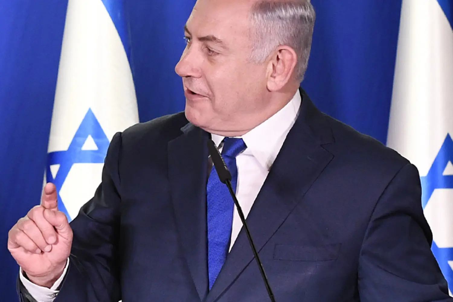 una foto di Benjamín Netanyahu di profilo