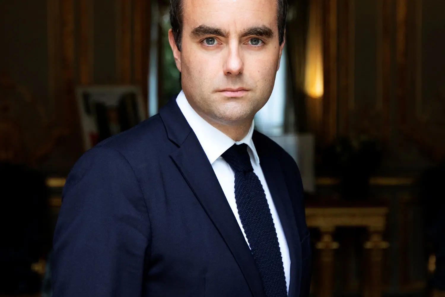 una foto di Sébastien Lecornu in vestito