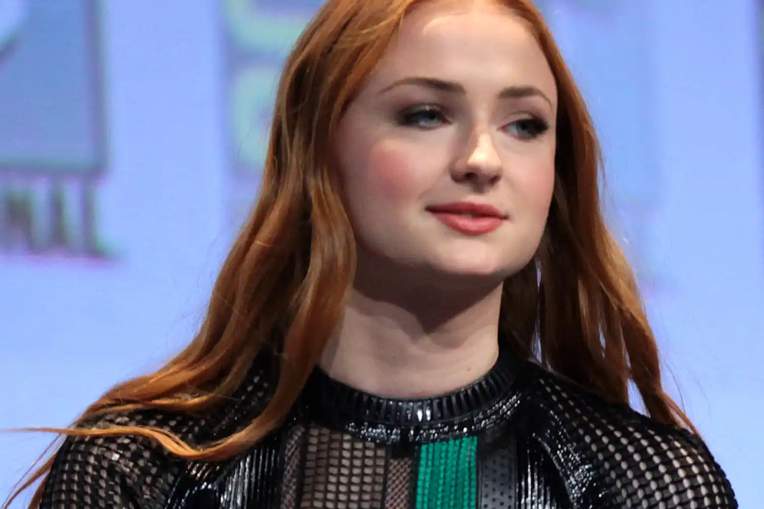 una foto sorridente di sophie turner