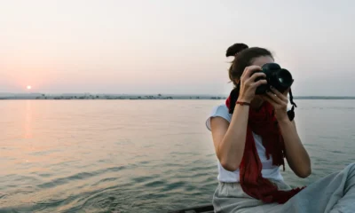 una giornalista su una barca della Flotilla