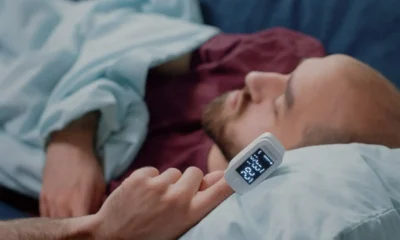 uomo calvo in letto con sondino naso-gastrico