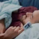 uomo calvo in letto con sondino naso-gastrico