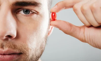 uomo tiene tra le dita una palexia 25 mg