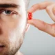 uomo tiene tra le dita una palexia 25 mg
