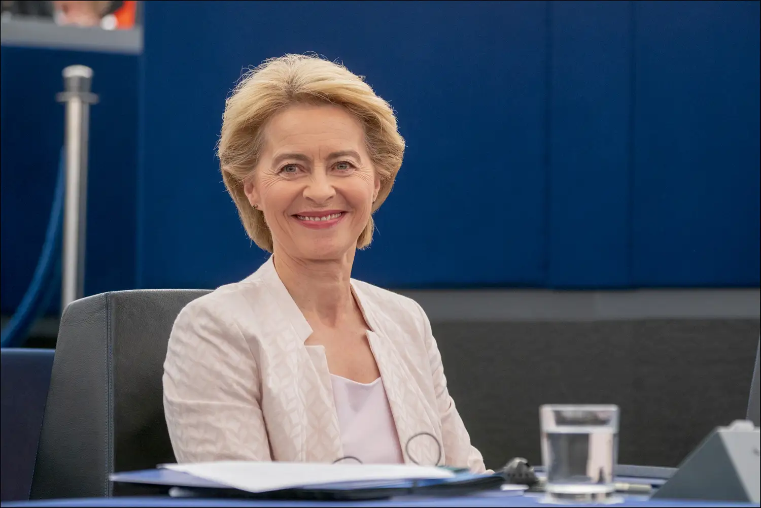 ursula von der leyen sorride seduta nel parlamento ue