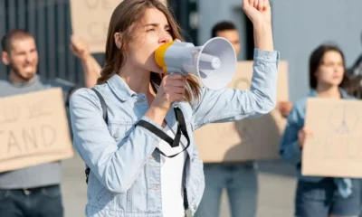 vari protestano in strada contro macron
