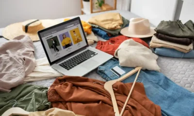 vestiti e pc con schermo di un ecommerce