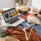 vestiti e pc con schermo di un ecommerce