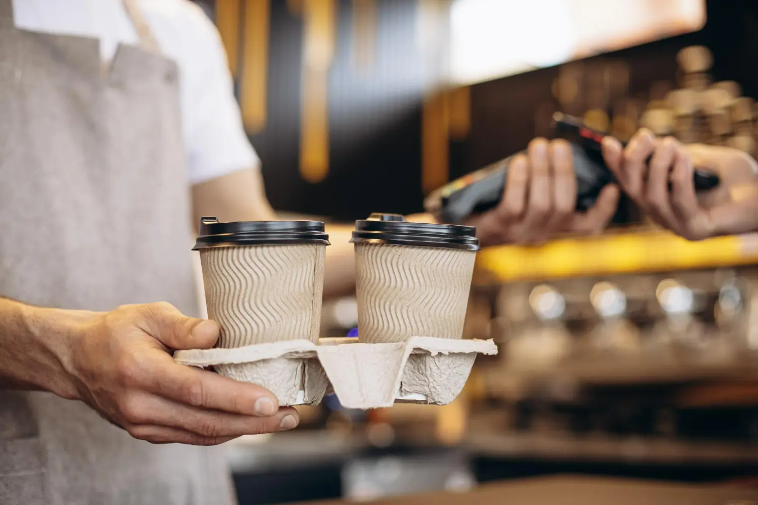 Perché Starbucks sta chiudendo centinaia di negozi