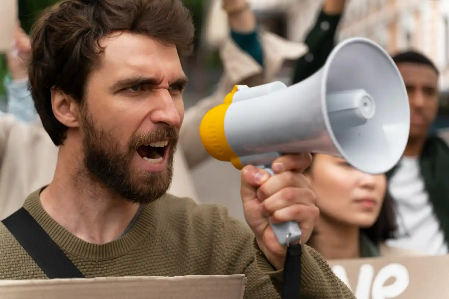 manifestante pro Gaza con megafono