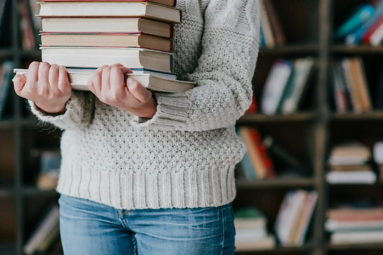 ragazza porta molti libri