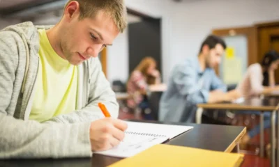 liceali durante l'esame di maturitá
