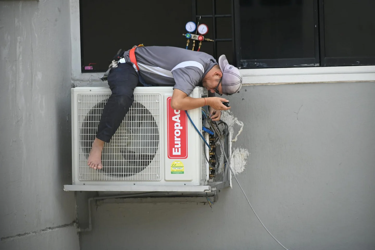 Imagen de instalación de aire acondicionado para ilustrar domande da fare climatizzatore en un artículo sobre qué preguntar antes de comprar un climatizador nuevo.
