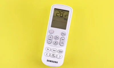 Control remoto de aire acondicionado para ilustrar el tema quanto costa condizionatore acceso en una vivienda en verano.
