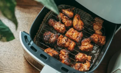Foto de una air fryer en la cocina para ilustrar el artículo sobre quanto consuma friggitrice ad aria.