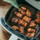 Foto de una air fryer en la cocina para ilustrar el artículo sobre quanto consuma friggitrice ad aria.
