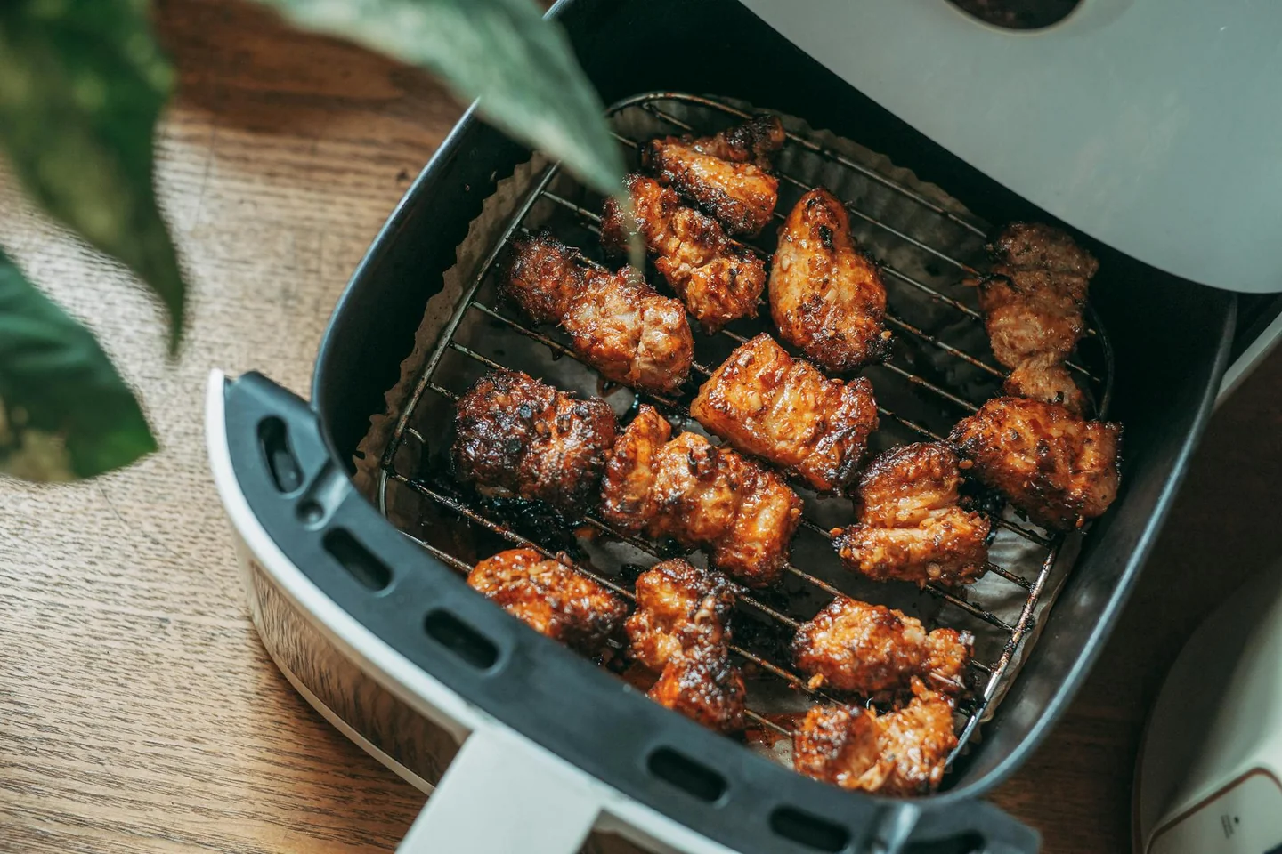 Foto de una air fryer en la cocina para ilustrar el artículo sobre quanto consuma friggitrice ad aria.