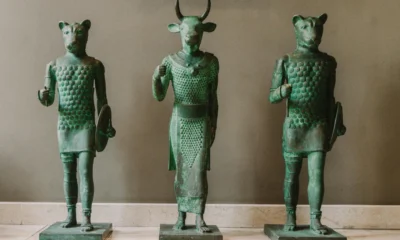 Fotografía de antiguas estatuas de bronce para ilustrar dove sono i bronzi di riace