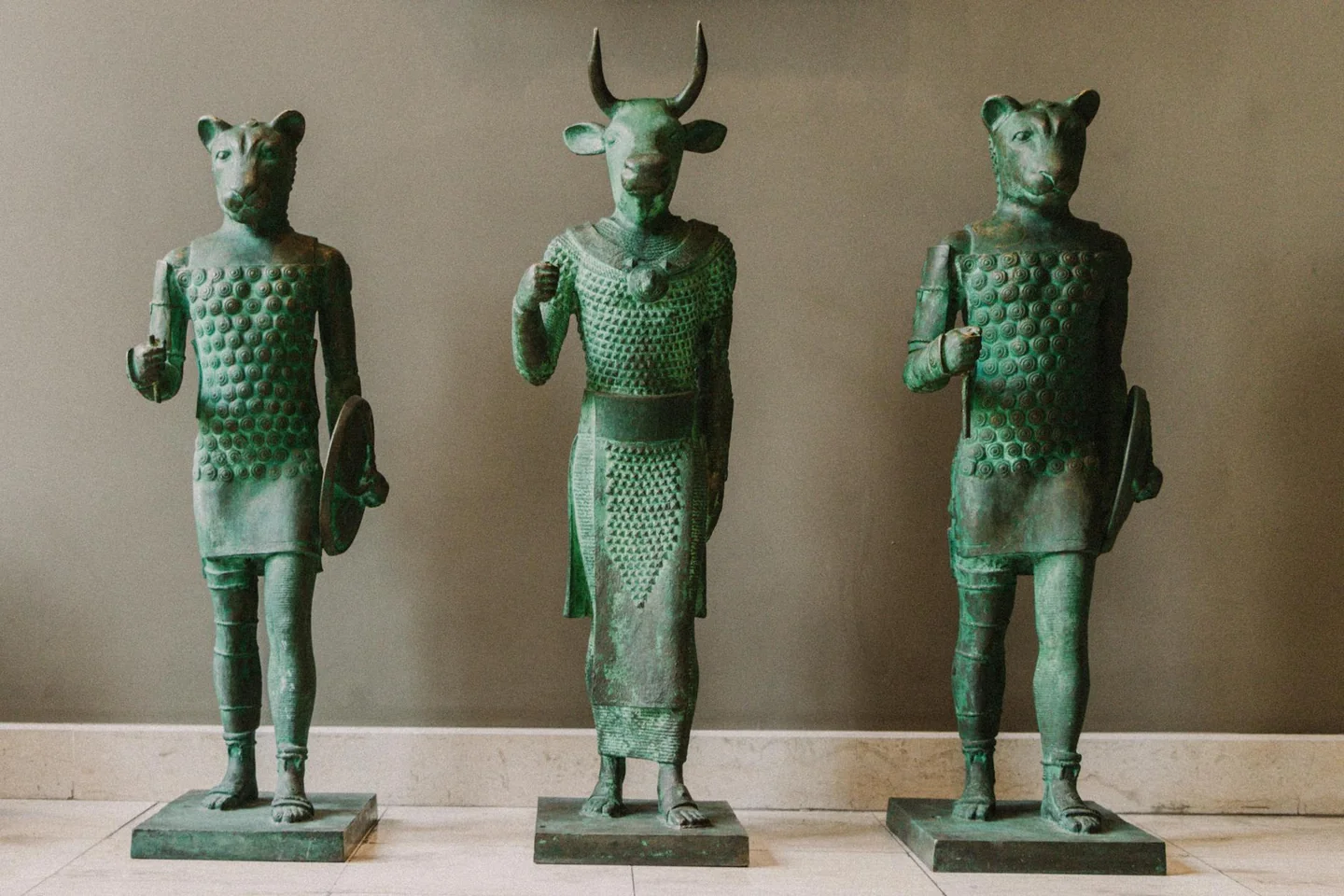 Fotografía de antiguas estatuas de bronce para ilustrar dove sono i bronzi di riace