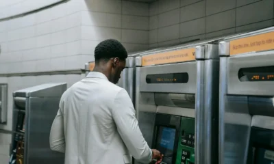 Imagen de un bancomat trattiene carta con una tarjeta retenida en el cajero automático.