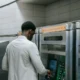 Imagen de un bancomat trattiene carta con una tarjeta retenida en el cajero automático.