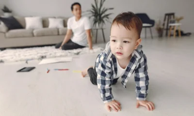 Bebé en el suelo explorando mientras se plantea quando iniziano a gattonare i bambini.