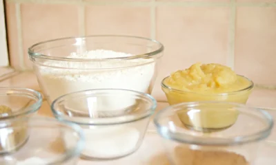 Ingredientes de repostería en un bol para ilustrar "cosa usare al posto del lievito per dolci" en una receta de sustitutos caseros