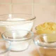 Ingredientes de repostería en un bol para ilustrar "cosa usare al posto del lievito per dolci" en una receta de sustitutos caseros