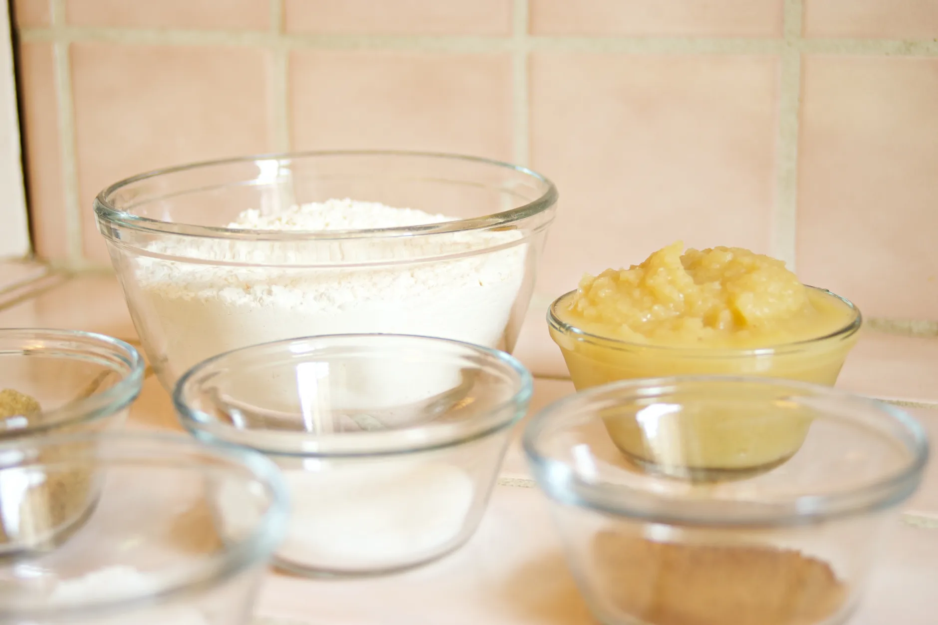 Ingredientes de repostería en un bol para ilustrar "cosa usare al posto del lievito per dolci" en una receta de sustitutos caseros