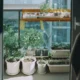 Fotografía de balcón con macetas y hierbas para ilustrar "cosa piantare sul balcone a giugno" en un artículo sobre cultivo estacional.