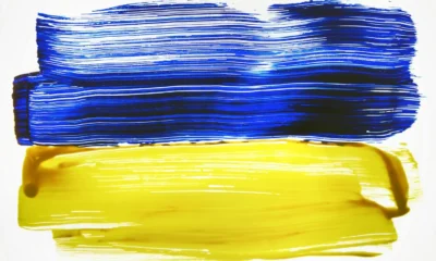 Pintura con azul y amarillo para ilustrar blu e giallo che colore esce en una explicación sobre mezcla de colores