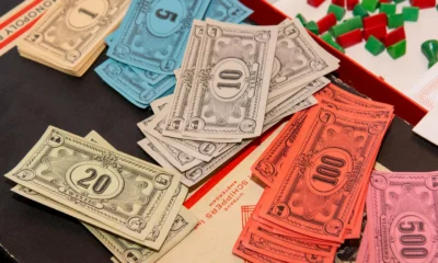 Monedas y billetes de un juego de mesa para ilustrar la búsqueda quanti soldi si danno a monopoli